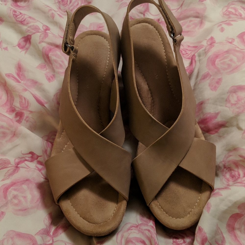 Nude wedges